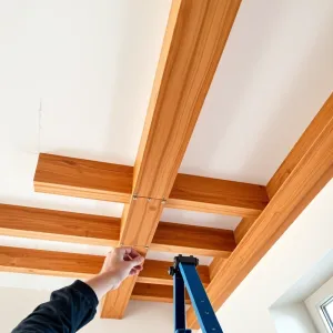 Jak zrobić belki drewniane na suficie